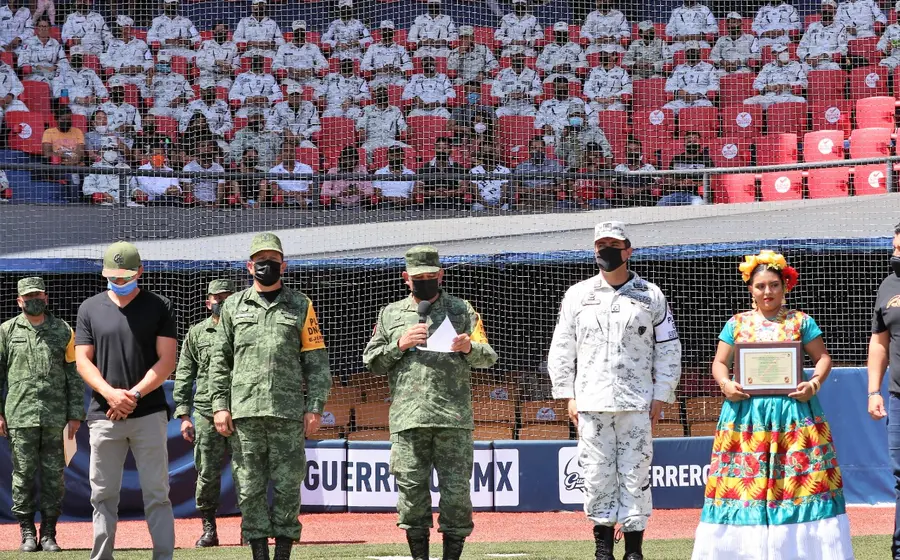soldados-en-estadio-de-beisbol