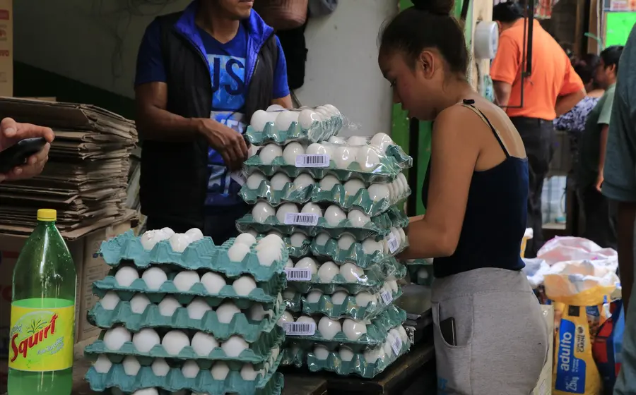 mujer-comprando-huevo