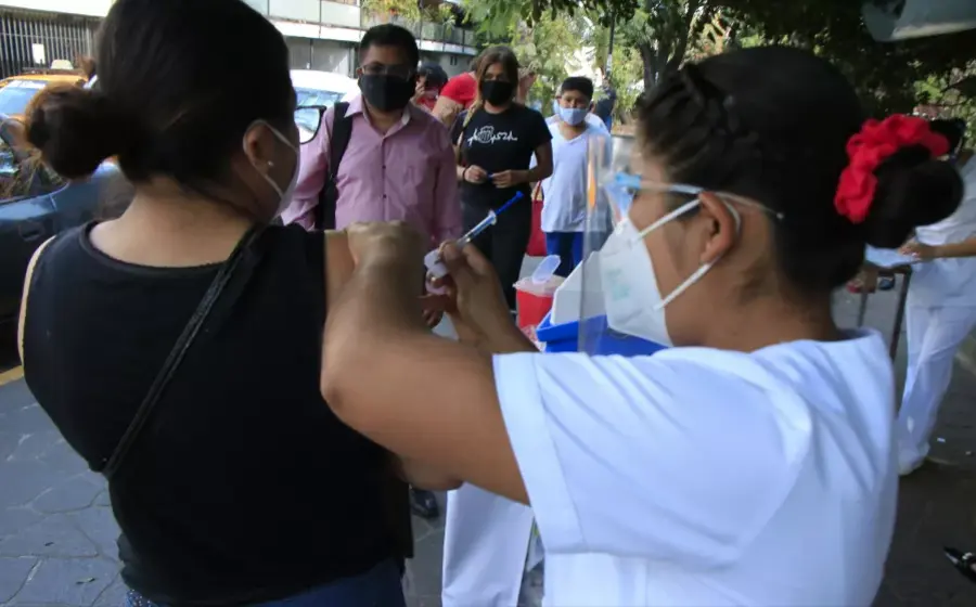 personal-medico-vacunando