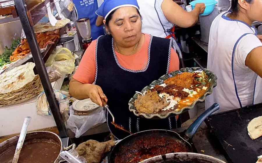 mujer-preparando-tlayuda