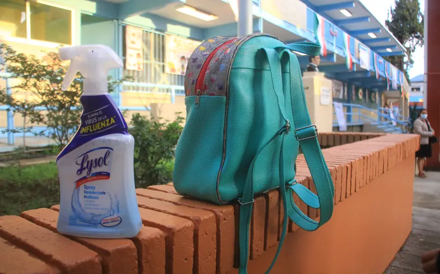 mochila_y_botella_de_desinfectante