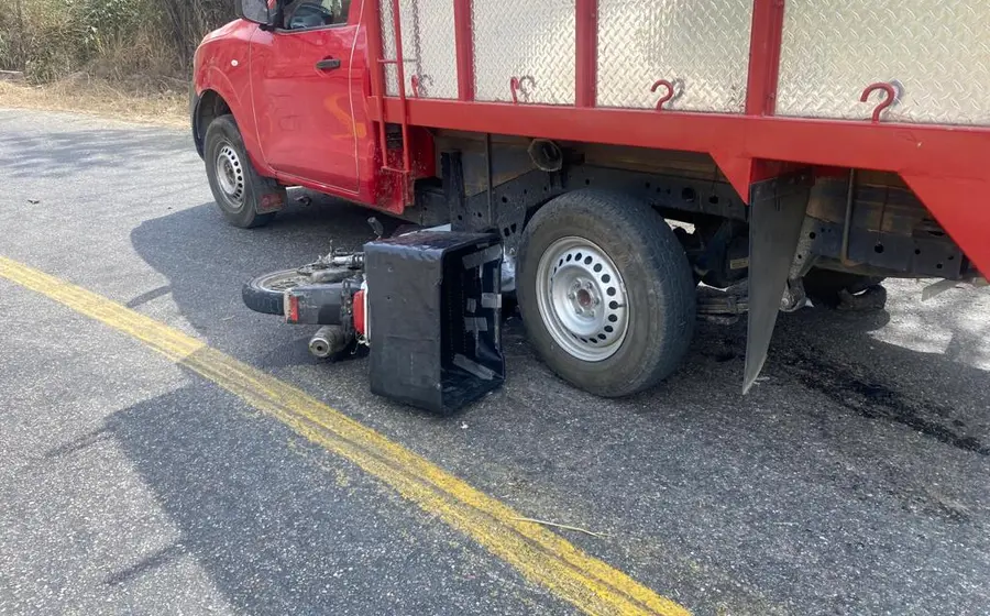 moto-bajo-camioneta