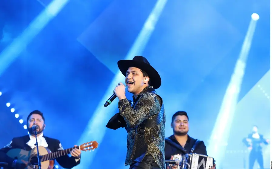 christian-nodal-cantando