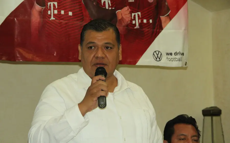 oscar-solorzano-hablando-en-microfono