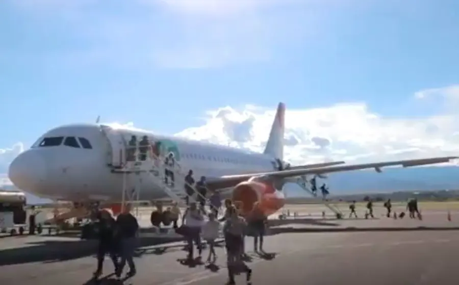 pasajeros-desendiendo-de-avion 