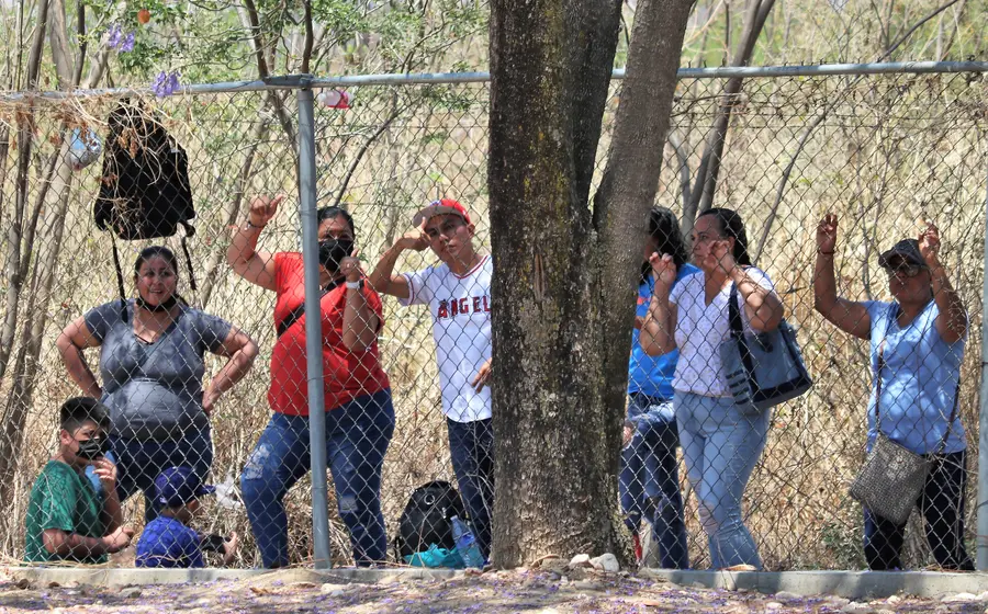 gente-atras-de-la-malla