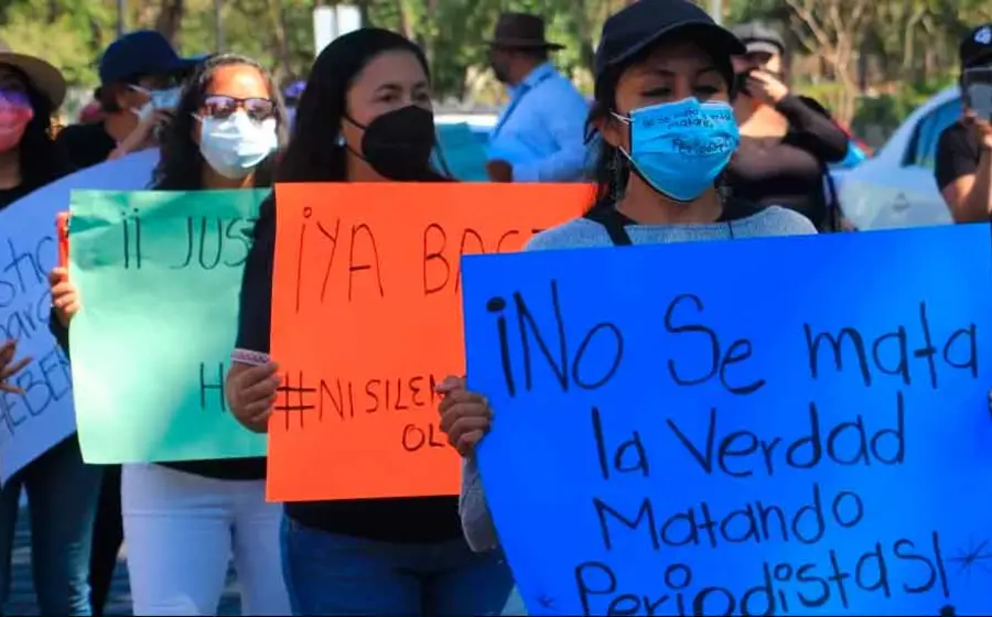 protestantes-con-carteles 