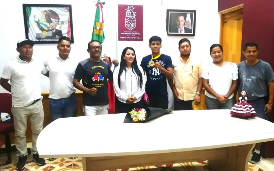 El pugilista fue recibido para la foto del recuerdo.