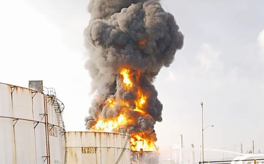 columna_de_humo_en_refineria