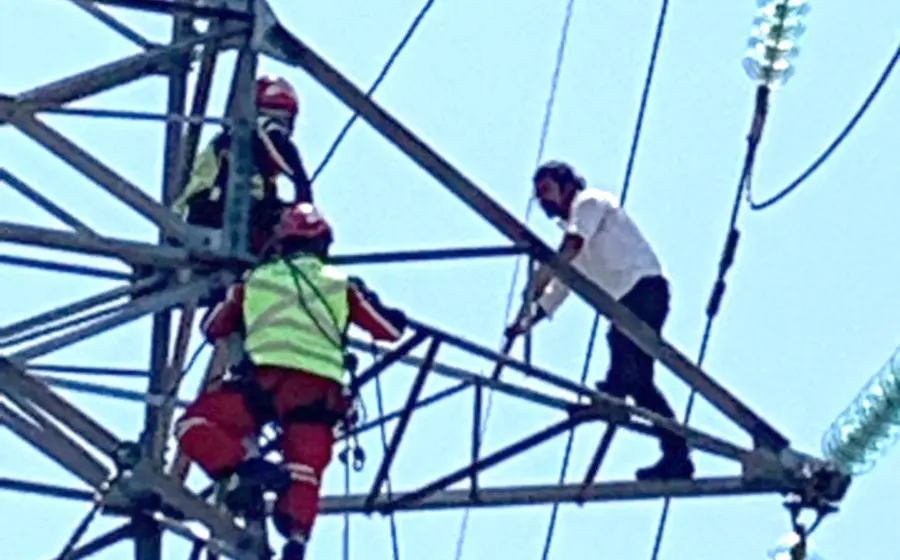 sujeto-trepado-en-torre