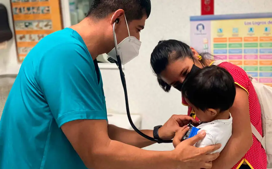 medico-revisando-a-niño 