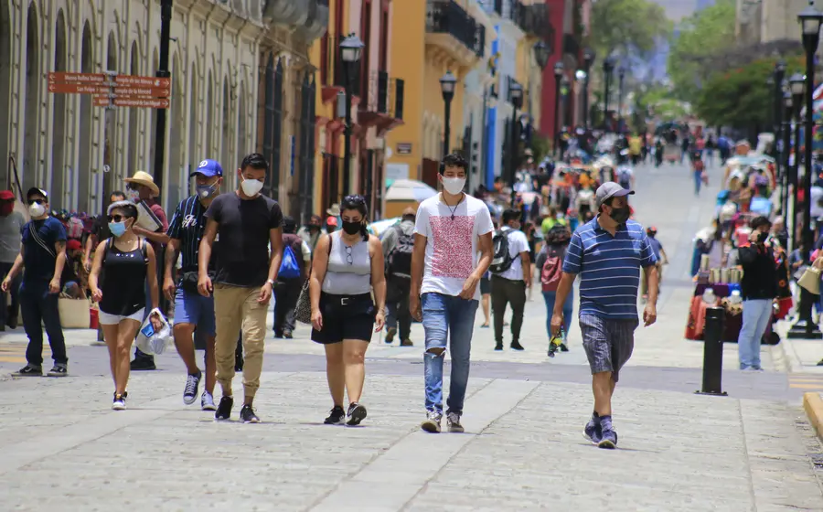 gente-caminando-en-andador