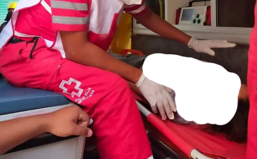 personal-medico-auxilia-a-accidentado