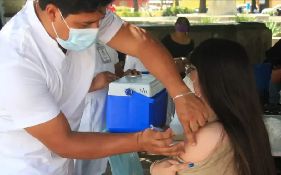 personal-medico-vacunando