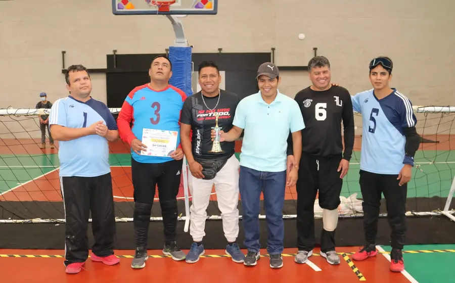 El subcampeón Oaxaca a lado de organizadores y árbitros en la foto del recuerdo