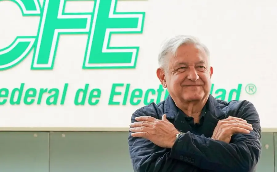 amlo_frente_a_letrero_de_cfe