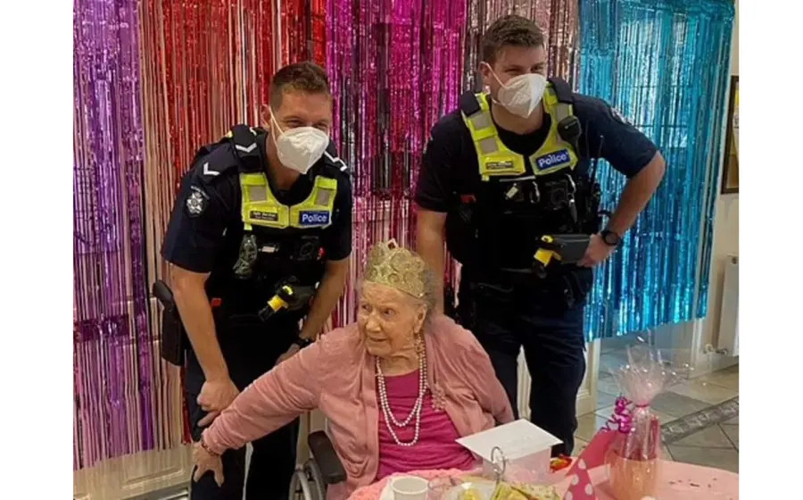 Mujer cumple cien años
