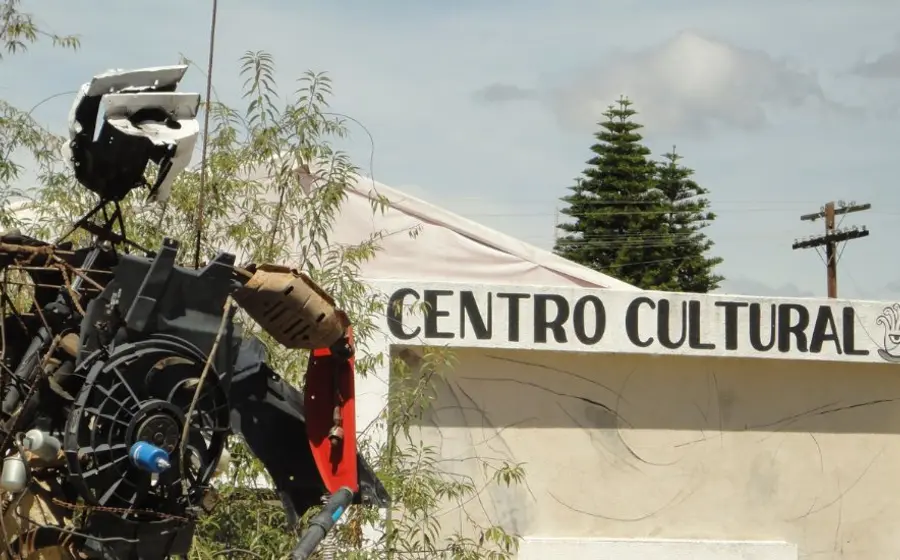 escultura_frente_a_centro_cultural