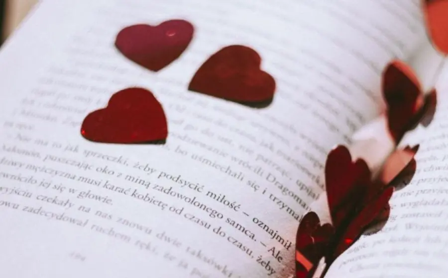 libro_con_corazones