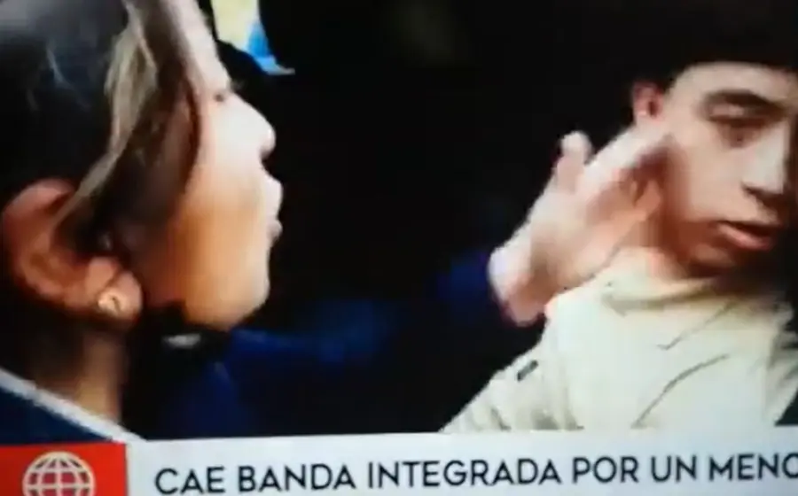 mujer reprende a su hijo por robar