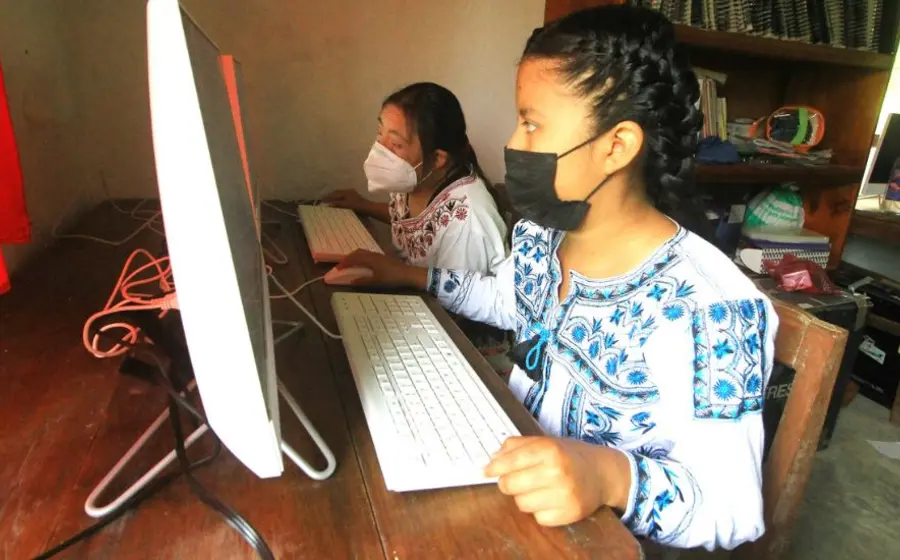 niños_aprendiendo_frente_a_computadora
