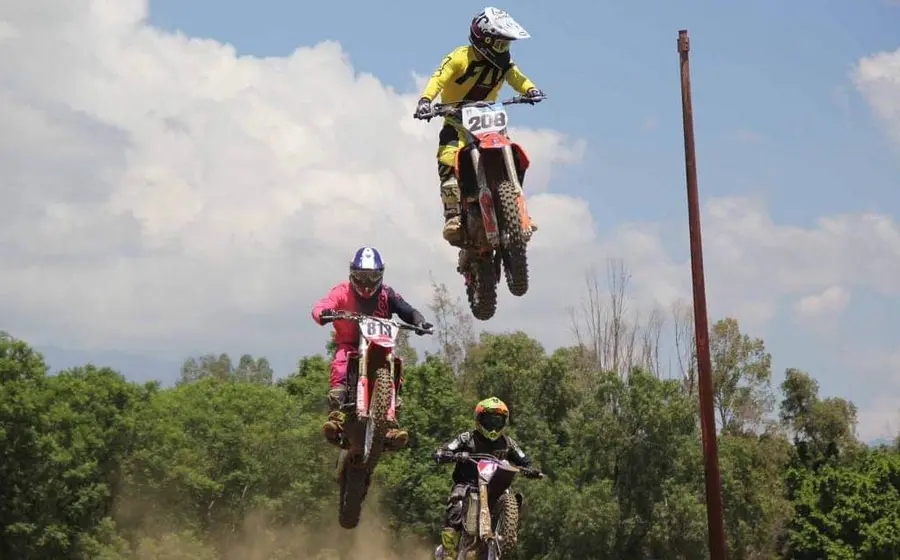 motociclistas_saltando