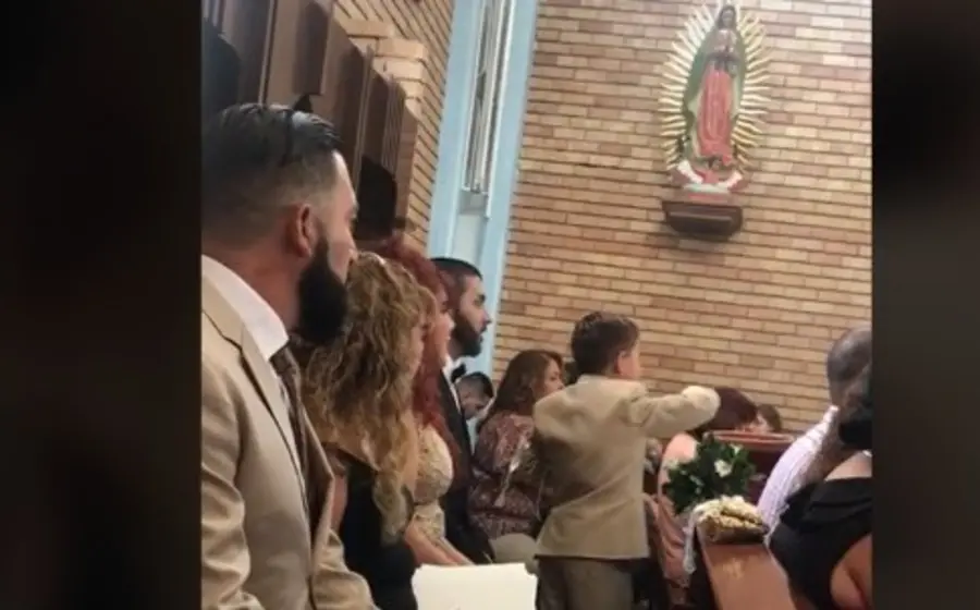 niño-roba-ofrenda