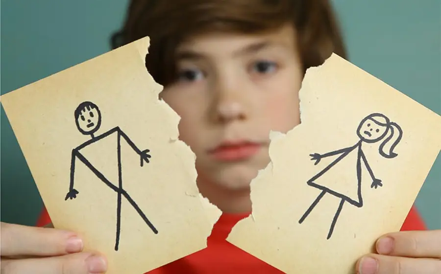 niño_rompiendo_dibujos