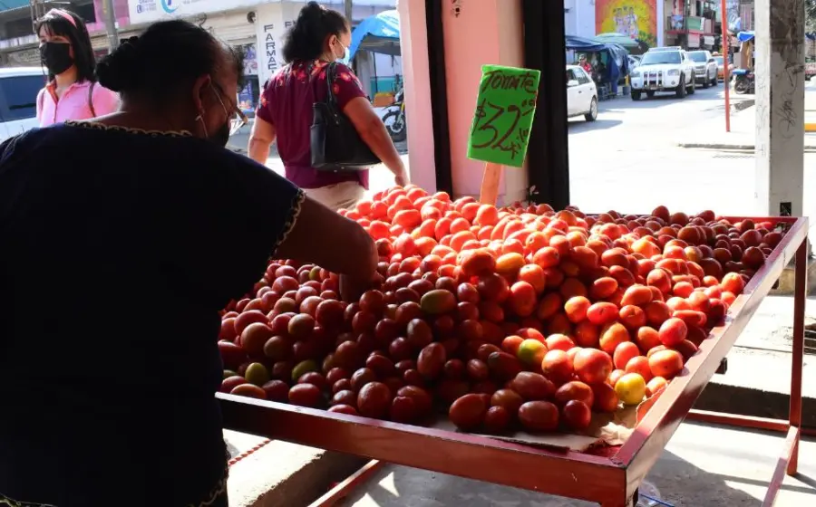 señora_comprando_tomates