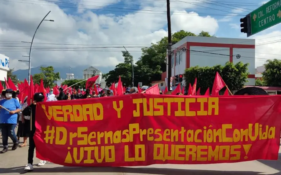 miembros_del_sol_rojo_marchan_en_oaxaca