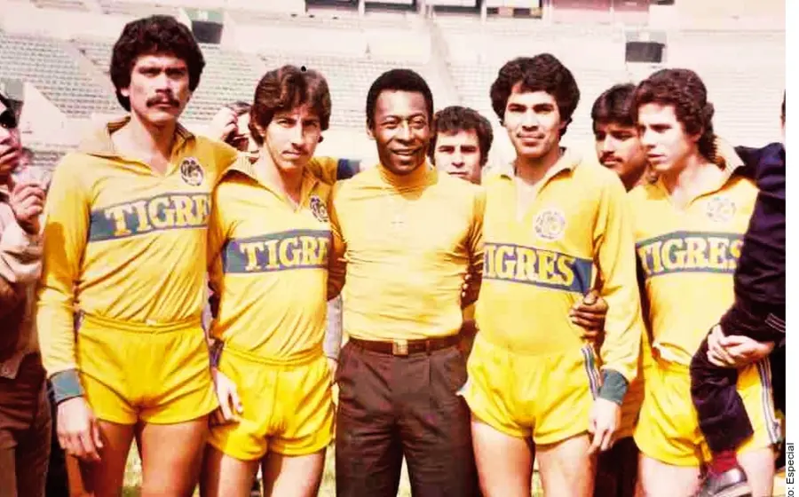 Pelé con jugadores de Tigres durante una visita en 1982.