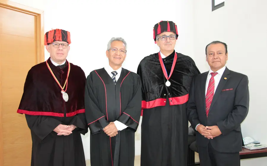 La magna ceremonia fue realizada en el auditorio del Tribunal Superior de Justicia, encabezada por el magistrado presidente Eduardo Pinacho Sánchez (segundo de izquierda a derecha).