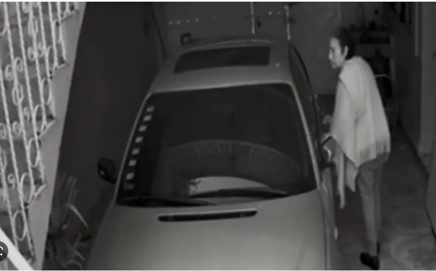 La mujer aprovechó que era de noche para vandalizar la unidad de motor.