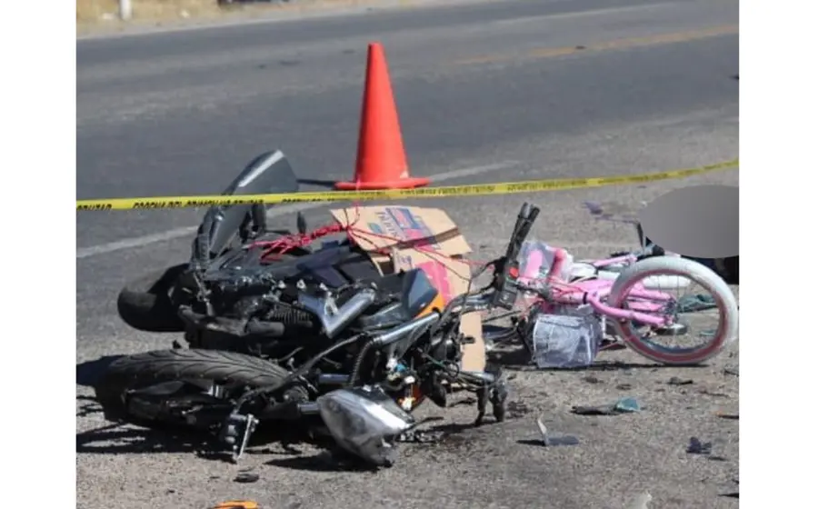 El motociclista cayó a la cinta asfáltica mientras su unidad quedó destrozada.