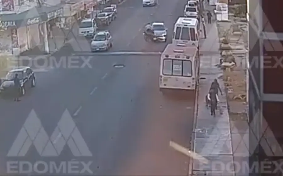 Vecinos que estaban en la zona corrieron a auxiliar al motociclista y a las personas que se encontraban en los puestos de comida.