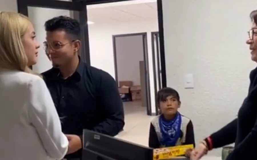 Al parecer el niño no se percata de que se celebraba una boda en la oficina.