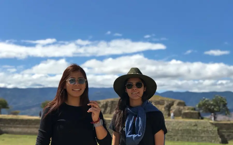 Cecilia Santiago (izquierda) con Alison González, jugadora del club América, de visita en Monte Albán.