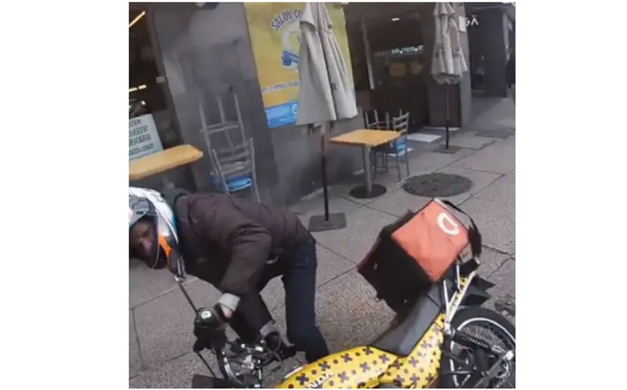 El repartidor intentaba pasar y al final ´chocó con un ciclista.