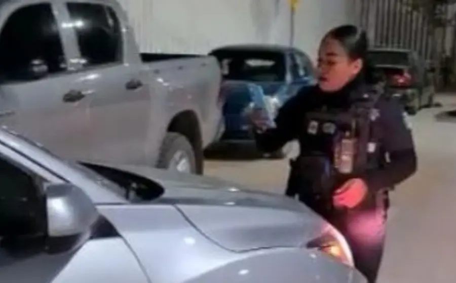 La conductora le echó el carro encima en varias ocasiones a la policía.