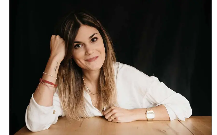 Elvira Sastre comenzó a escribir a los 15 años y continúa desde entonces.