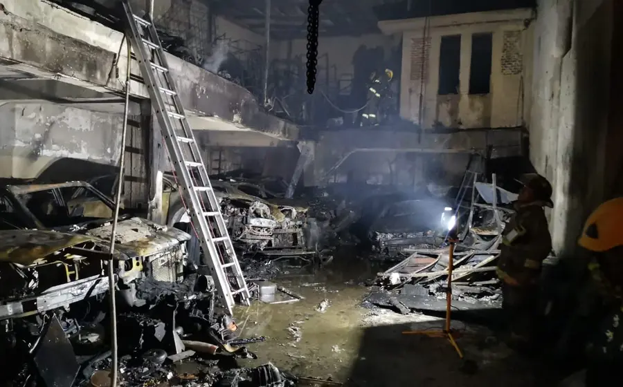 El fuego consumió dos refrigeradores, refrescos, un anaquel, fritangas, una hielera y un anaquel.