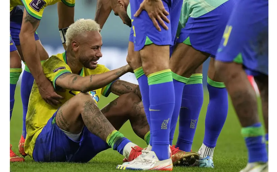 Neymar llora por la eliminación de su equipo.