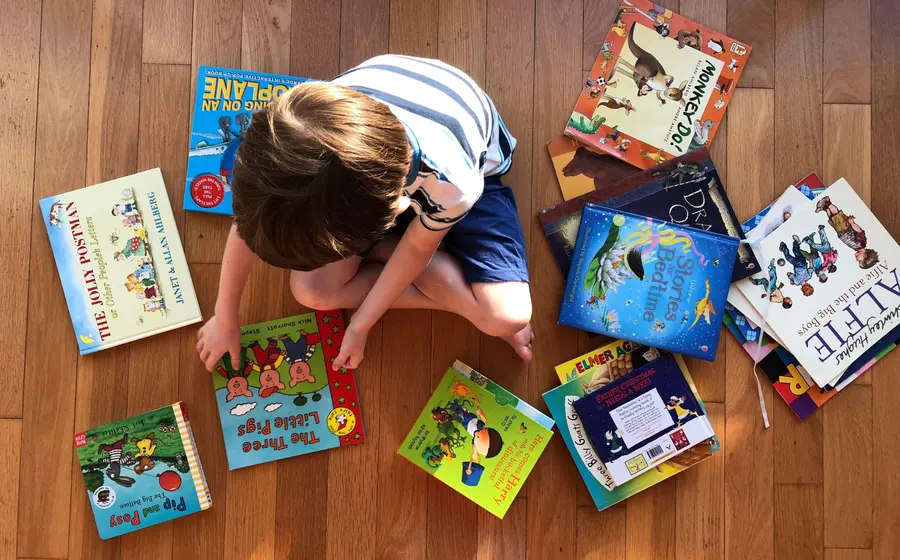 nina_con_libros