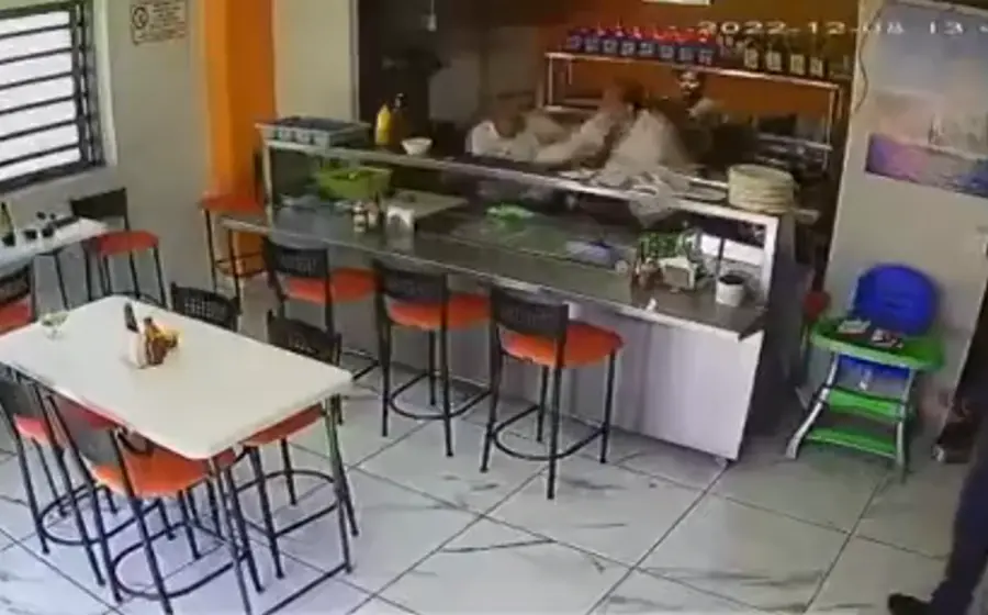 El agredido es sorprendido y sólo intenta defenderse hasta que forcejean y los dos caen sobre un mueble.