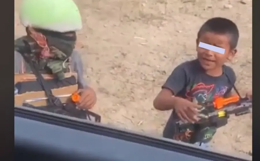 Los menores portaban chalecos antibalas elaborados con cartón, cinta adhesiva y cuerda, además que llevaban armas largas de juguete para hacer una escena realista de un retén delictivo. 