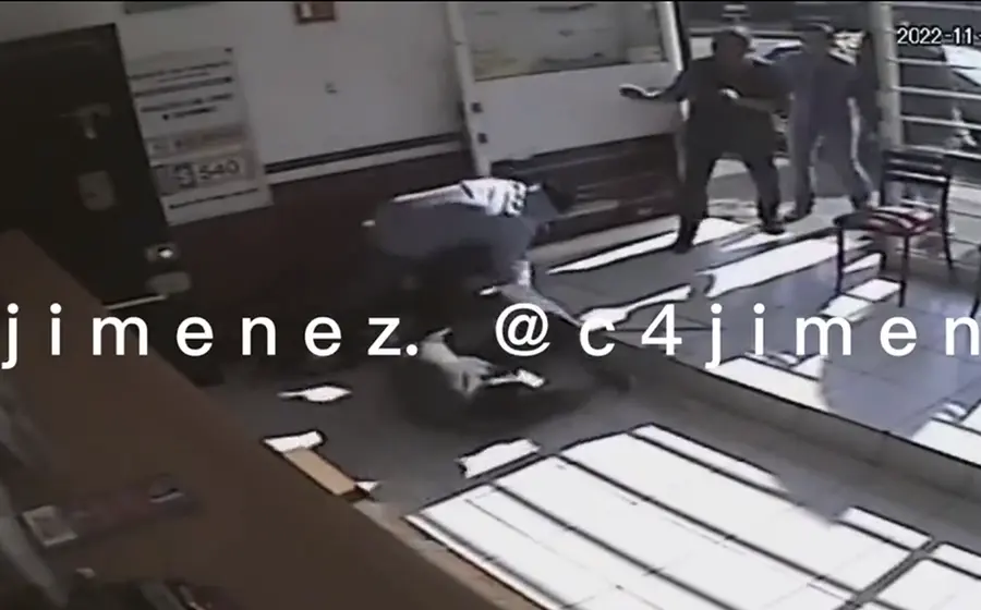 Los gritos de la mujer hacen que algunas personas se asomen a local, pero solo se quedan observando sin intervenir.