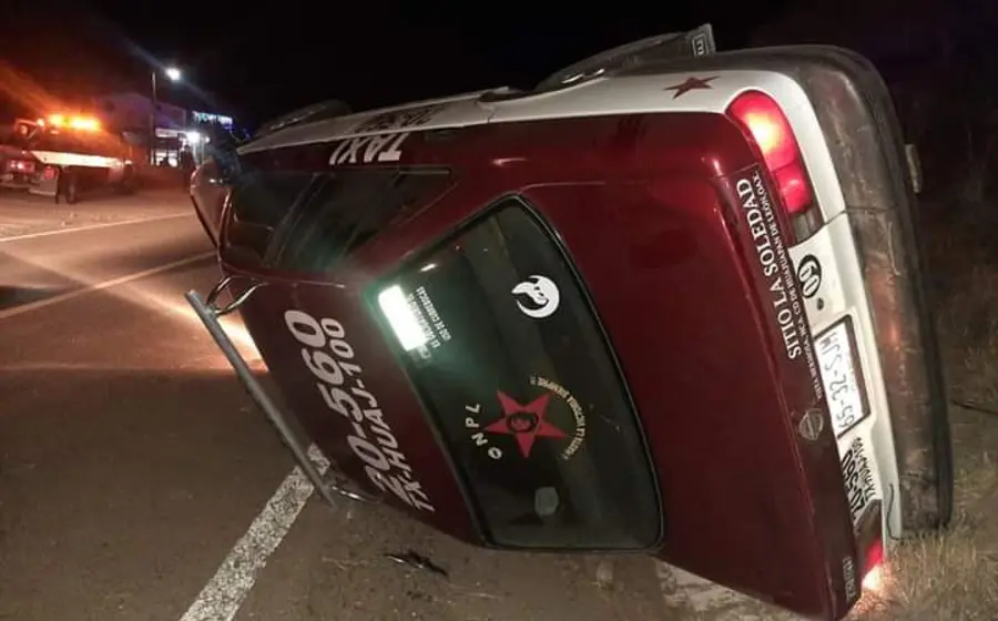 taxi_abandonado_volcado1