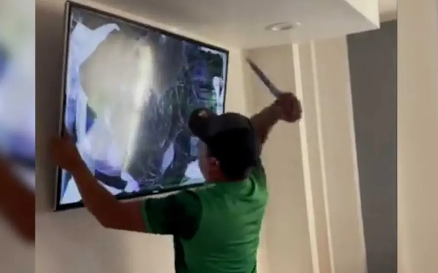 Ante los primeros golpes la pantalla queda rota.