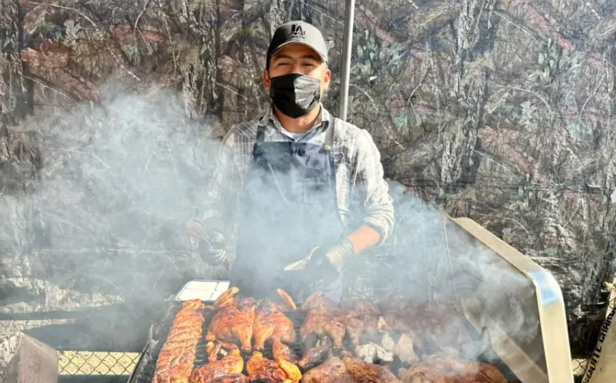 vendedor-pollos-asados-calle