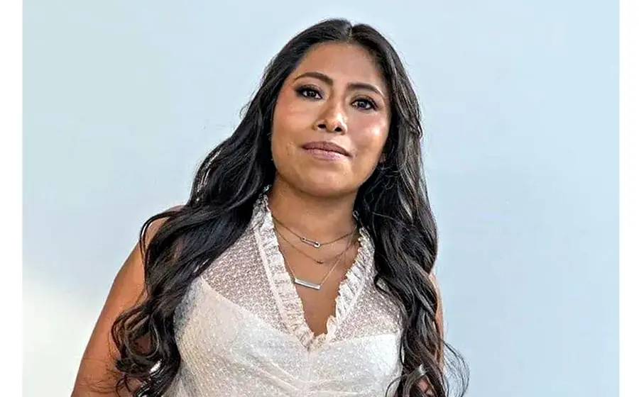 Desde su cuenta de TikTok la también actriz de "Mujeres Asesinas" presumió sus mejores pasos y posó con un look muy relajado y diferente. 